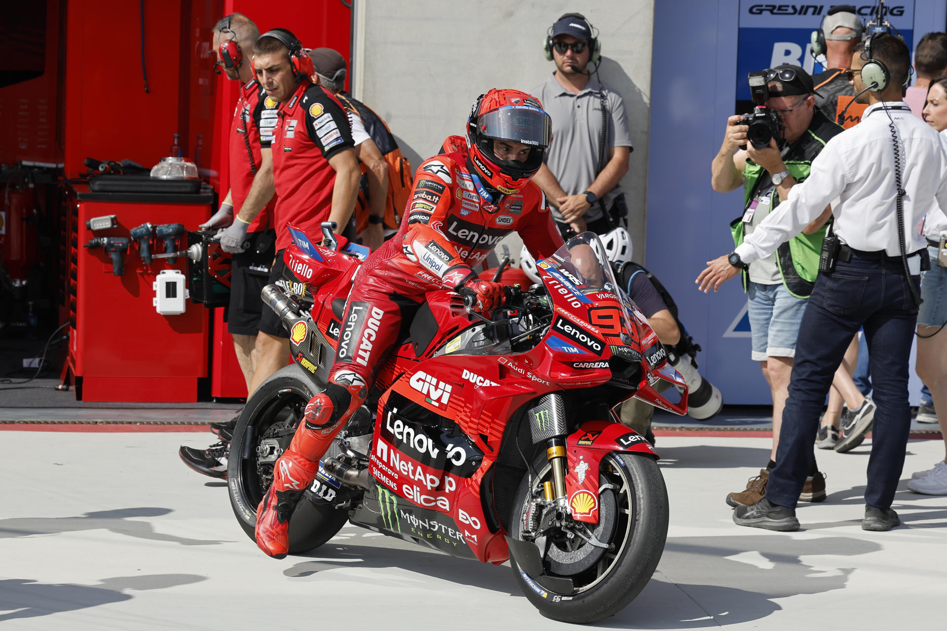 El español Marc Márquez del equipo Ducati Desmosedici sale del box del equipo, antes de antes de la sesión de clasificación para el Gran Premio de Aragón de Motociclismo en el circuito de Motorland Alcañiz en Teruel. EFE/Javier Cebollada