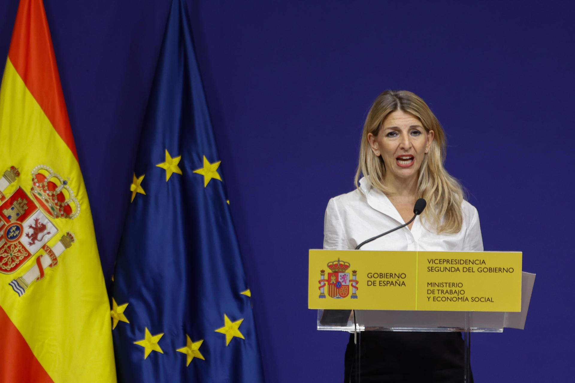 La vicepresidenta segunda, Yolanda Díaz, durante la rueda de prensa posterior a su reunión, este lunes en Moncloa, con el presidente del Gobierno, Pedro Sánchez, tras el informe de la UCO que implica al hasta ahora secretario de Organización del PSOE, Santos Cerdán, en el presunto cobro de comisiones. EFE/ JuanJo Martín