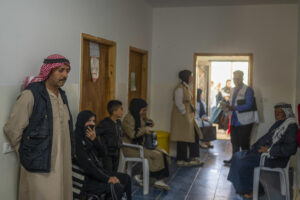 En las colinas del sur de Hebrón, donde los palestinos viven asediados por colonos y hostigados por el Ejército israelí, las clínicas móviles de Médicos Sin Fronteras (MSF) se han convertido en el último recurso para cientos de personas que no pueden ir al hospital o comprar sus medicinas. "Vivimos marginados. Si no fuera por Médicos Sin Fronteras... Dependemos de vosotros", lamenta, resignado, Ismail, un hombre de 73 años que ha venido a la clínica móvil de Al Jawaya para recoger un medicamento. EFE/ Magda Gibelli