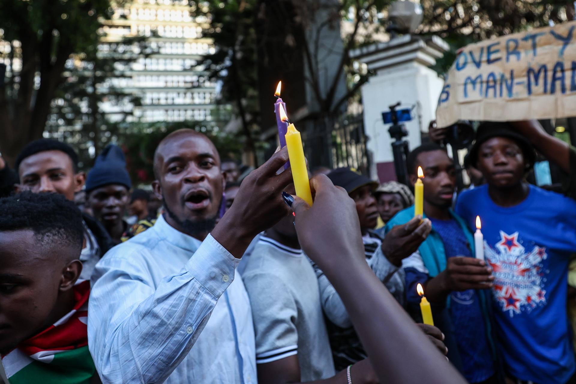 Manifestantes fueron captados este martes, 10 de junio, al gritar consignas antigubernamentales, durante una protesta por la muerte del bloguero keniano Albert Ojwang, quien falleció bajo custodia policial, en Nairobi (Kenia). EFE/Daniel Irungu
