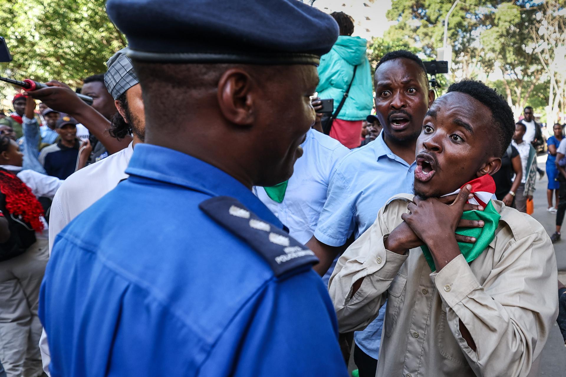 Manifestantes fueron captados este martes, 10 de junio, al gritar consignas antigubernamentales, durante una protesta por la muerte del bloguero keniano Albert Ojwang, quien falleció bajo custodia policial, en Nairobi (Kenia). EFE/Daniel Irungu
