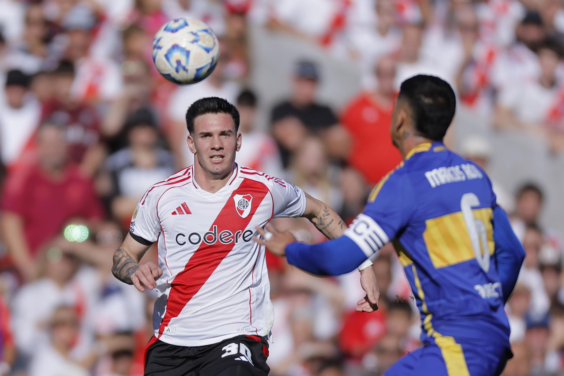 Franco Mastantuono (i) de River Plate disputa el balón con Marcos Rojo de Boca Juniors en foto de archivo de Juan Ignacio Roncoroni