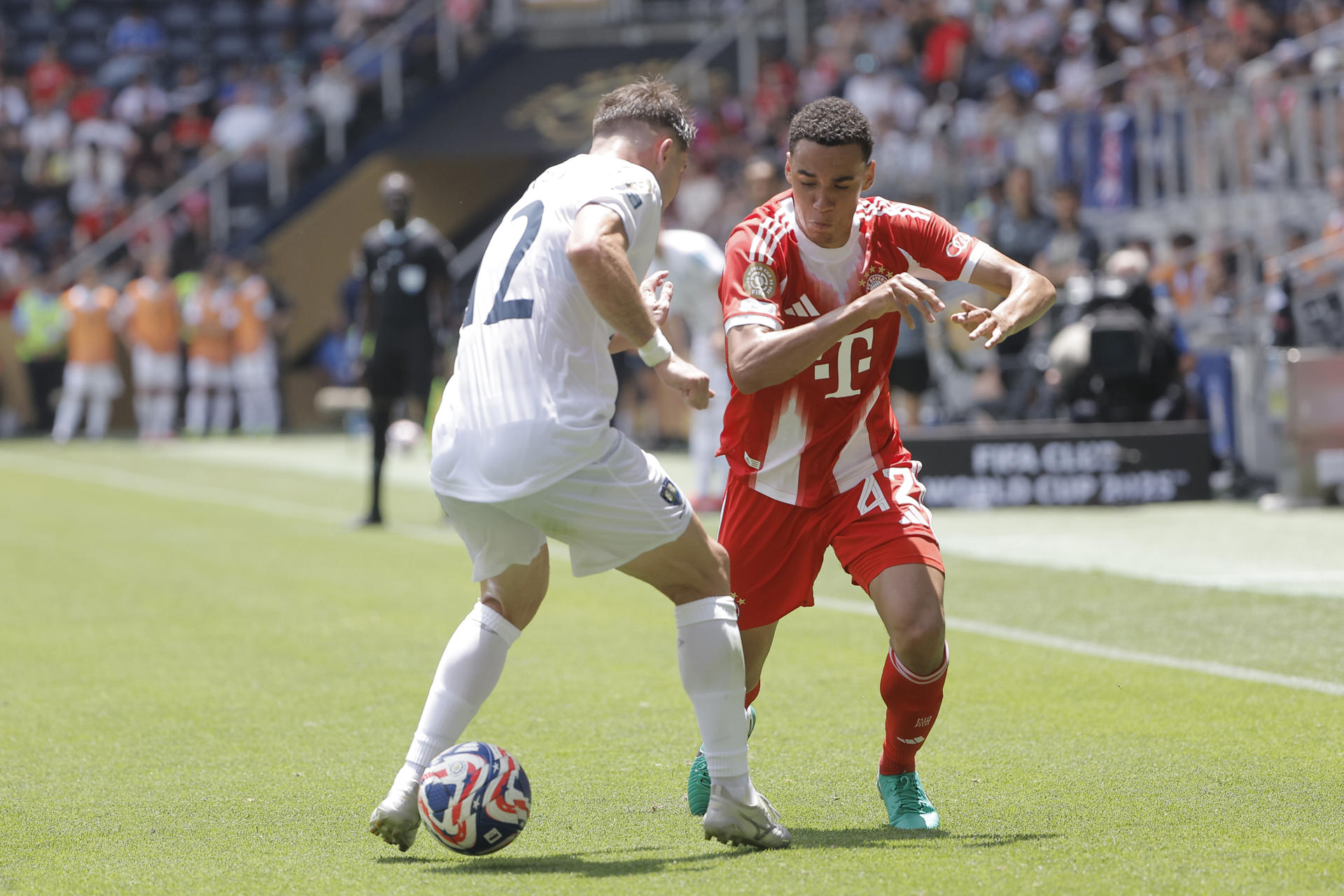 Jamal Musiala (d), del Bayern Múnich, disputa el balón con Regont Murati en el partido ante el Auckland City en Cincinnati, Ohio (EE.UU.). EFE/Juan Ignacio Roncoroni