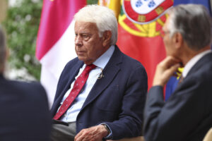 El expresidente Felipe González (c) participa en un encuentro celebrado este miércoles en Toledo sobre el aniversario de la firma del Tratado de Adhesión de España y Portugal a las Comunidades Europeas. EFE/ Ismael Herrero