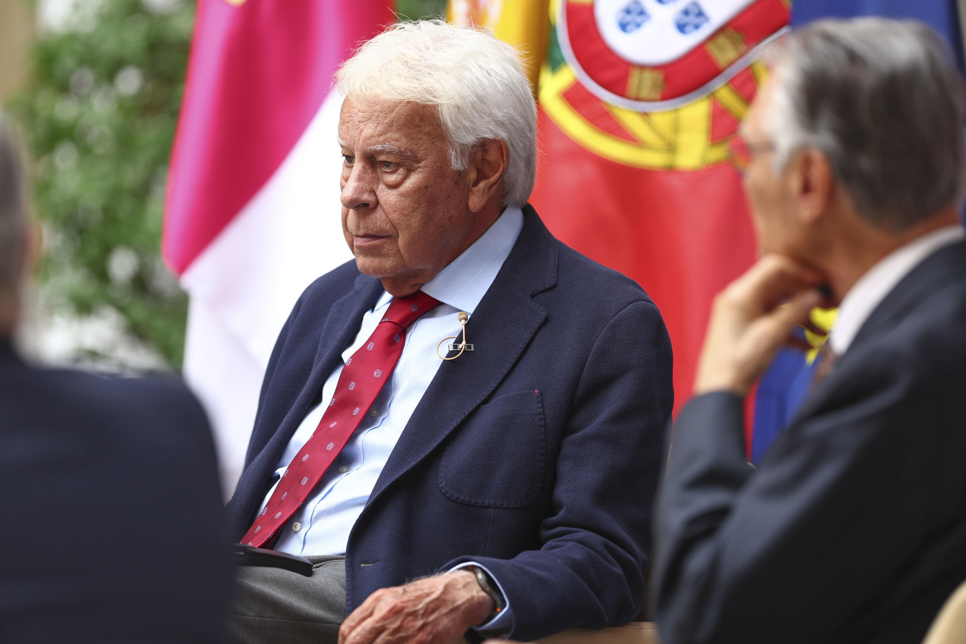 El expresidente Felipe González (c) participa en un encuentro celebrado este miércoles en Toledo sobre el aniversario de la firma del Tratado de Adhesión de España y Portugal a las Comunidades Europeas. EFE/ Ismael Herrero
