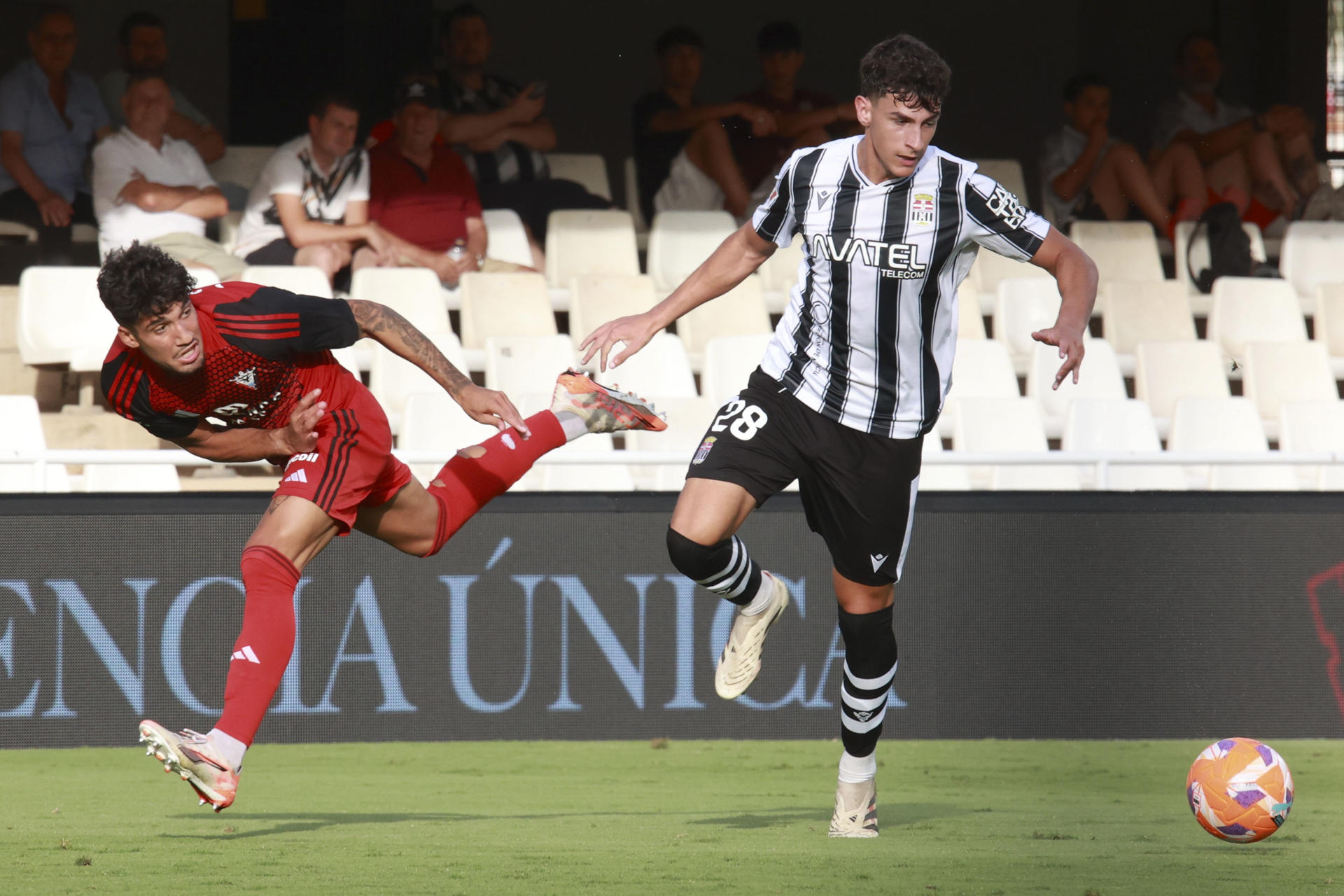 El jugador del CD Mirandés (i) disputa el balón ante el defensa del Cartagena, Jesús Hernández, durante el encuentro correspondiente a la última jornada de la Liga Hypermotion que Cartagena y Mirandés disputaron en el estadio de Cartagonova, en Cartagena. EFE/Juan Carlos Caval.