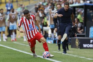 El entrenador del Atlético de Madrid, Diego Simeone, y el jugador Javi Galan, durante el partido contra el Seattle Sounders.EFE/EPA/JOHN G. MABANGLO