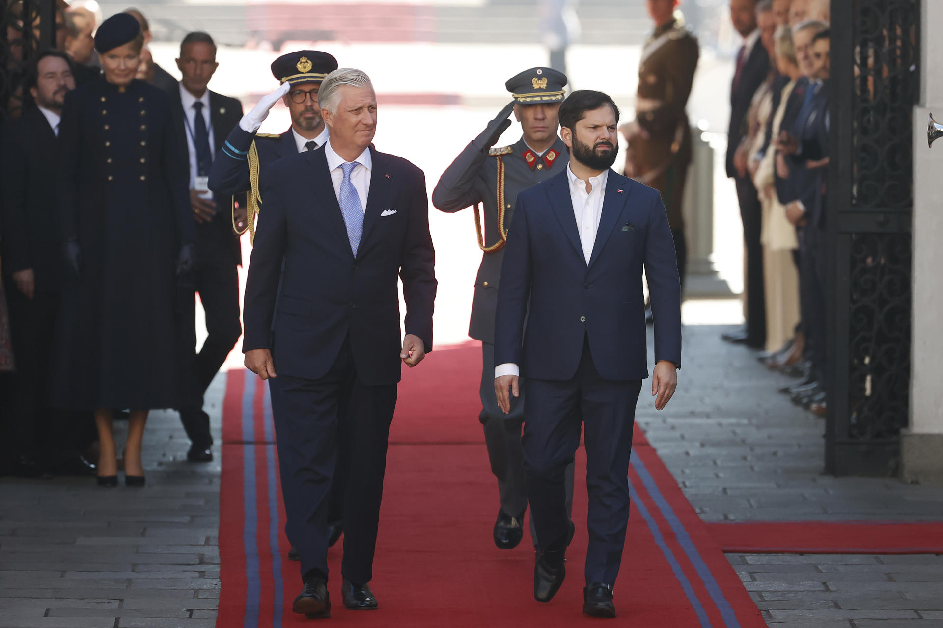 El presidente de Chile, Gabriel Boric (d), camina junto al rey Felipe de los Belgas en el marco de una visita de Estado este martes, en el palacio de La Moneda, en Santiago (Chile). EFE/ Elvis González