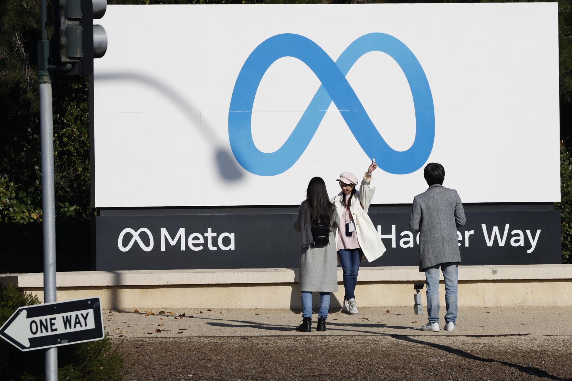 Fotografía de archivo fechada el 04 de diciembre de 2024 de personas tomando fotografías frente al cartel de Meta en la sede de Meta Platforms (Meta) en Menlo Park, California (EE. UU.). EFE/EPA/JOHN G. MABANGLO