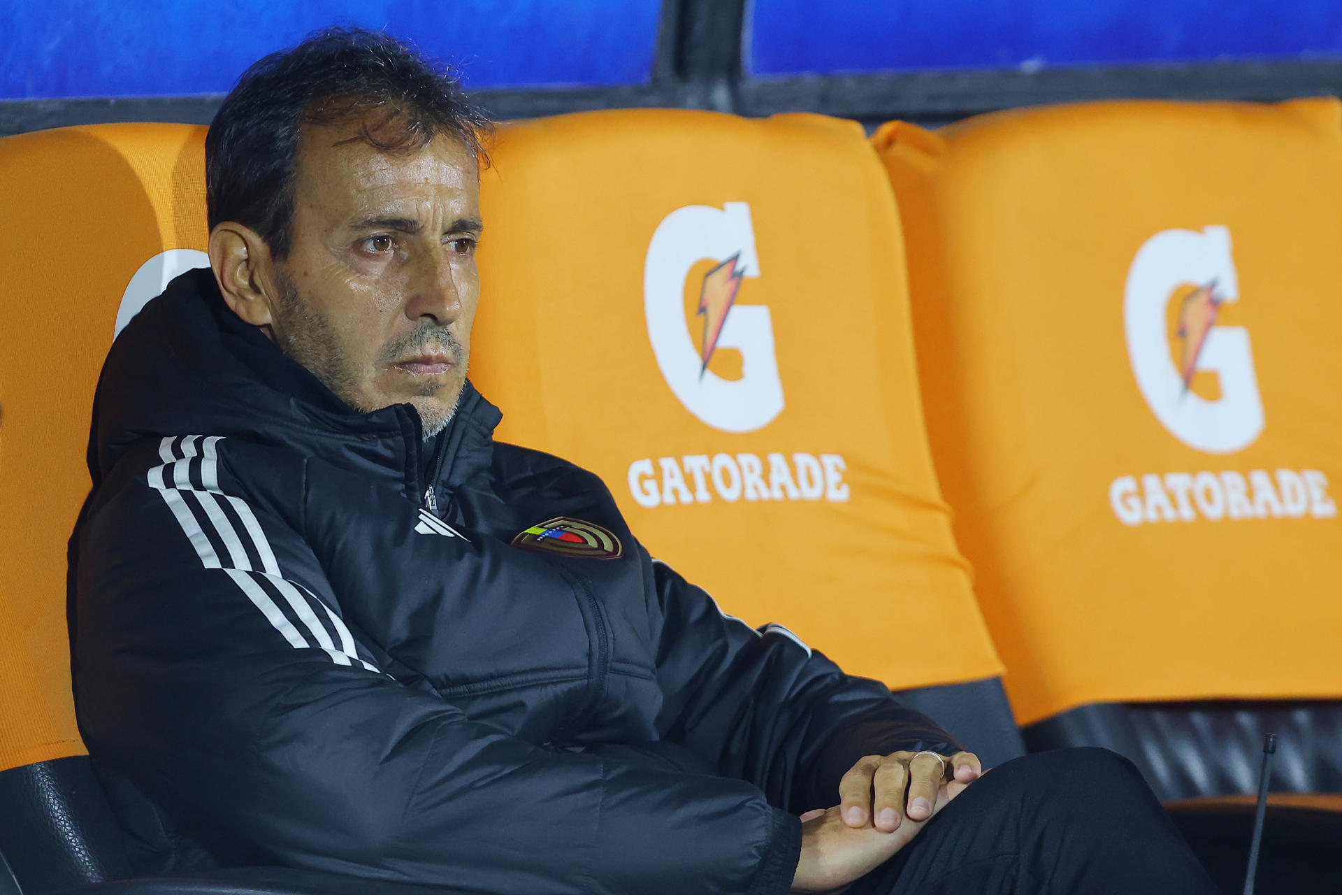 El seleccionador de Venezuela, Fernando Batista, reacciona ante Uruguay en un partido por las eliminatorias sudamericanas para el Mundial 2026. EFE/Gastón Britos