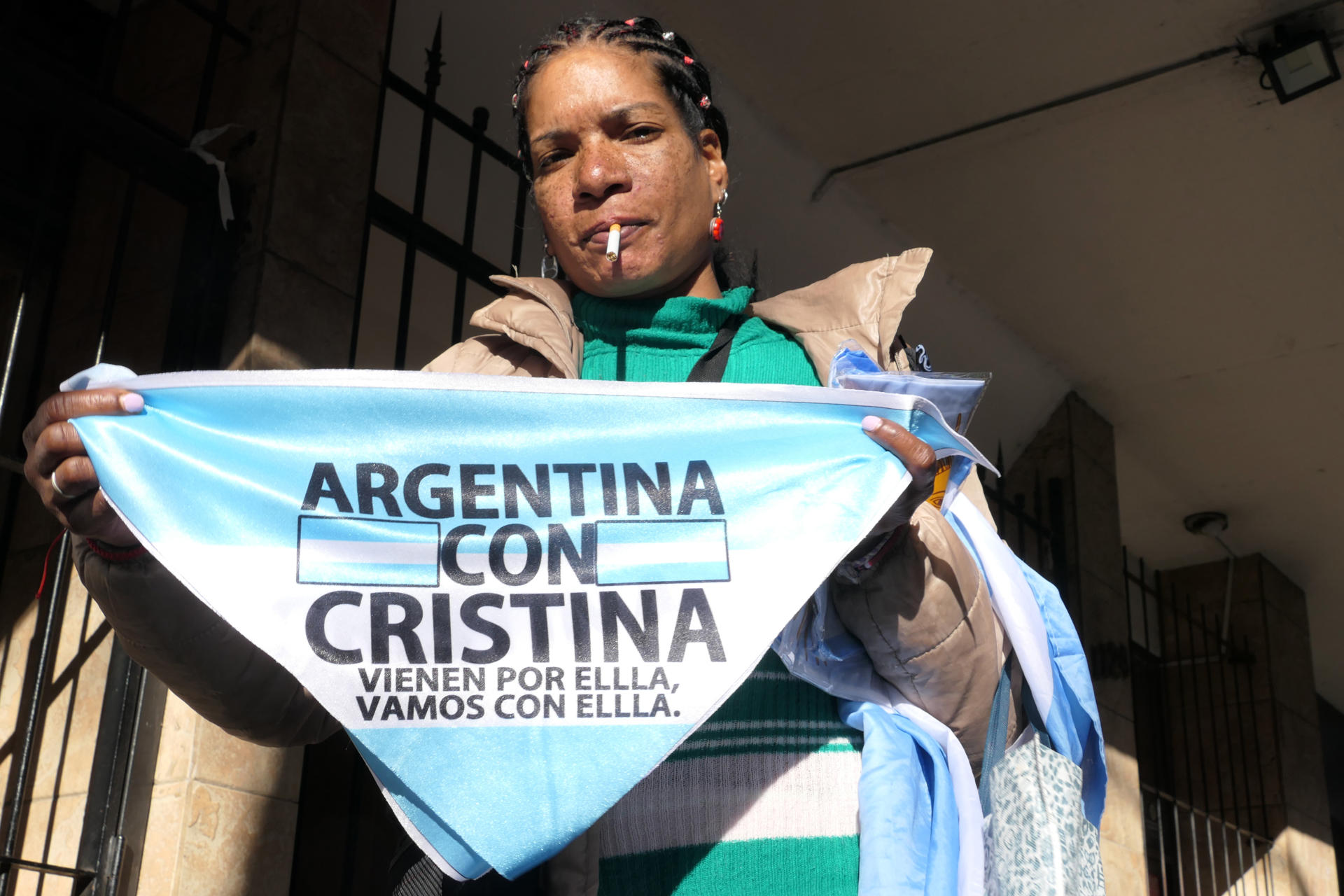 Seguidores de la expresidenta argentina Cristina Fernández (2007-2015) fueron captados este viernes, 20 de junio, al expresarle su apoyo a la exmandataria -quien purga prisión domiciliaria-, en Buenos Aires (Argentina). EFE/Enrique García