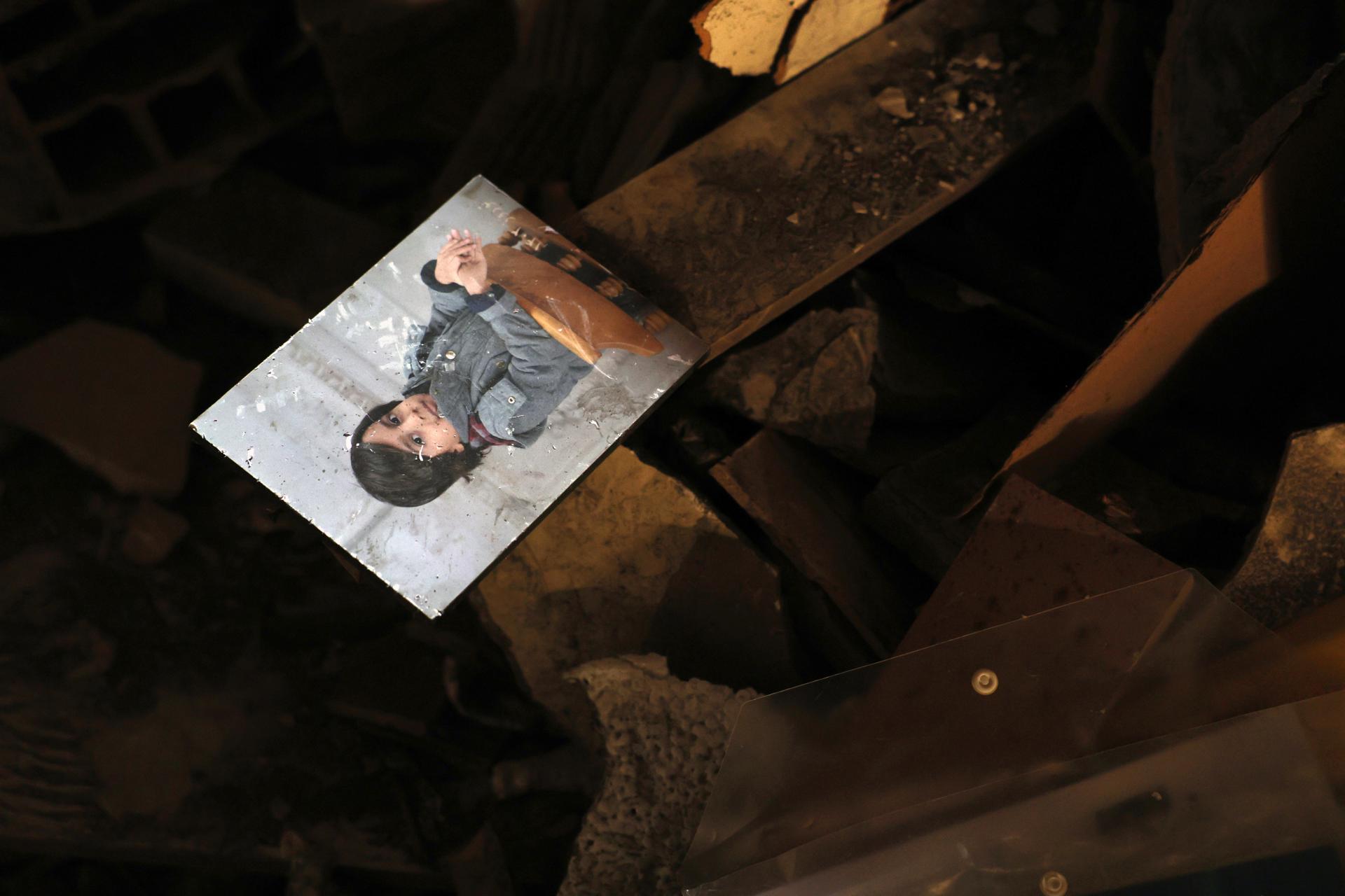 Un retrato de una niña en una casa bombardeada por Israel en Teherán. EFE/EPA/ABEDIN TAHERKENAREH