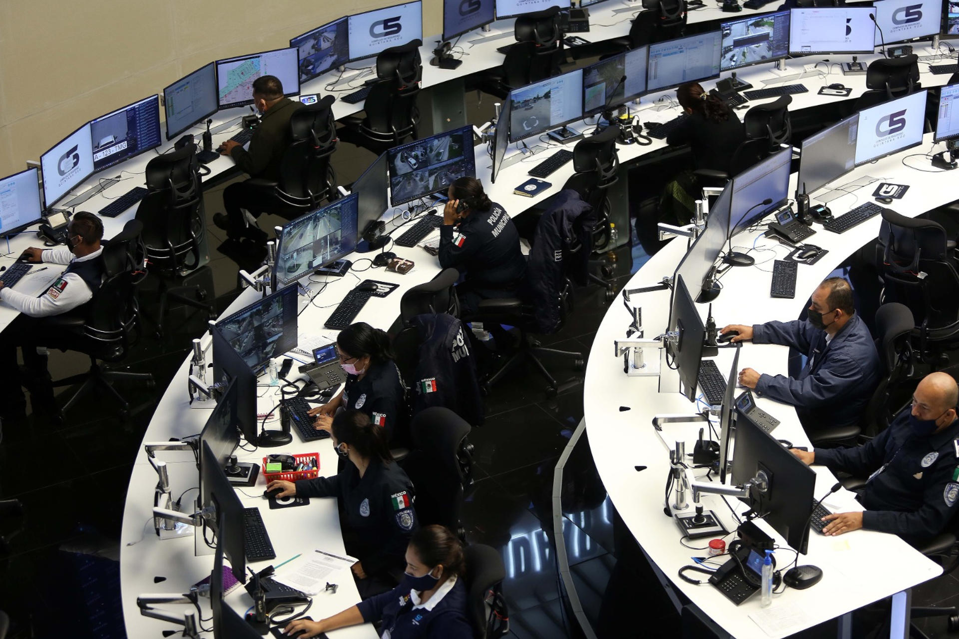 Fotografía de archivo del 31 de julio de 2021 de personas trabajando en el Centro de Comando, Control, Cómputo, Comunicaciones y Contacto Ciudadano (C5) en Cancún, estado de Quintana Roo (México). EFE/ Alonso Cupul
