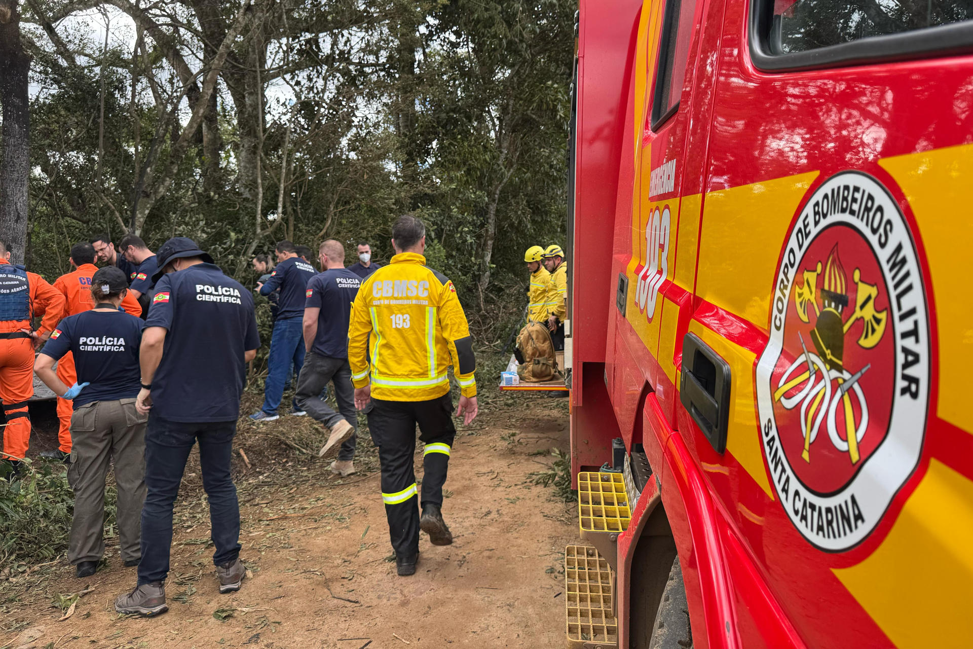 Fotografía cedida por el Cuerpo de Bomberos de Santa Catarina que muestra a bomberos e integrantes de la Policía Científica este sábado, en Santa Catarina (Brasil). EFE/ Cuerpo De Bomberos De Santa Catarina
