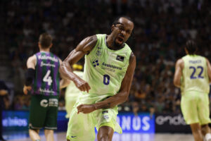 El escolta del Barcelona Kevin Punter celebra una canasta, durante el partido de los cuartos de final de la Liga Endesa de baloncesto que Unicaja y FC Barcelona disputan este martes en Málaga. EFE/Jorge Zapata