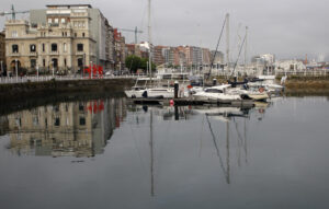 Vista del puerto deportivo de Gijón este martes. EFE/ Juan González