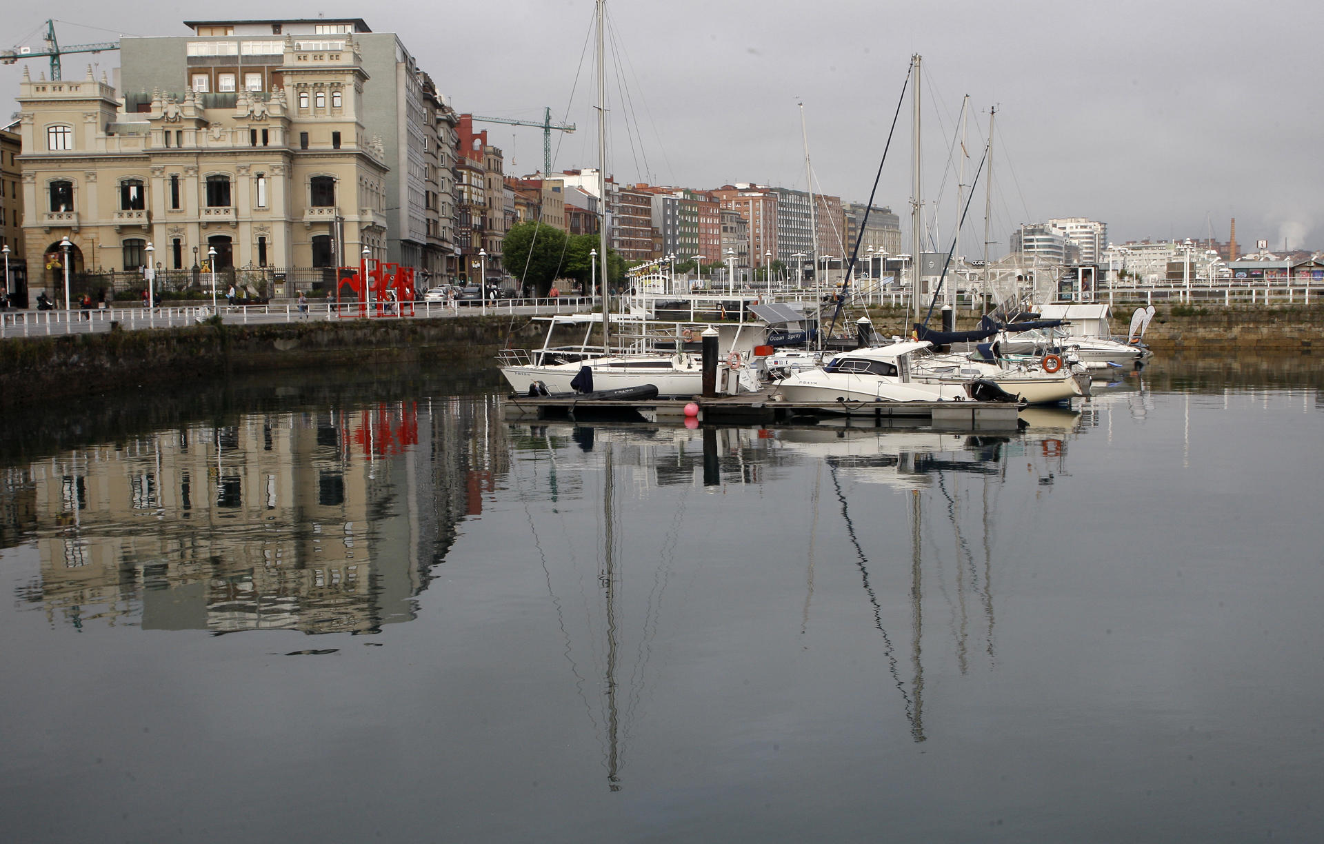 Vista del puerto deportivo de Gijón este martes. EFE/ Juan González