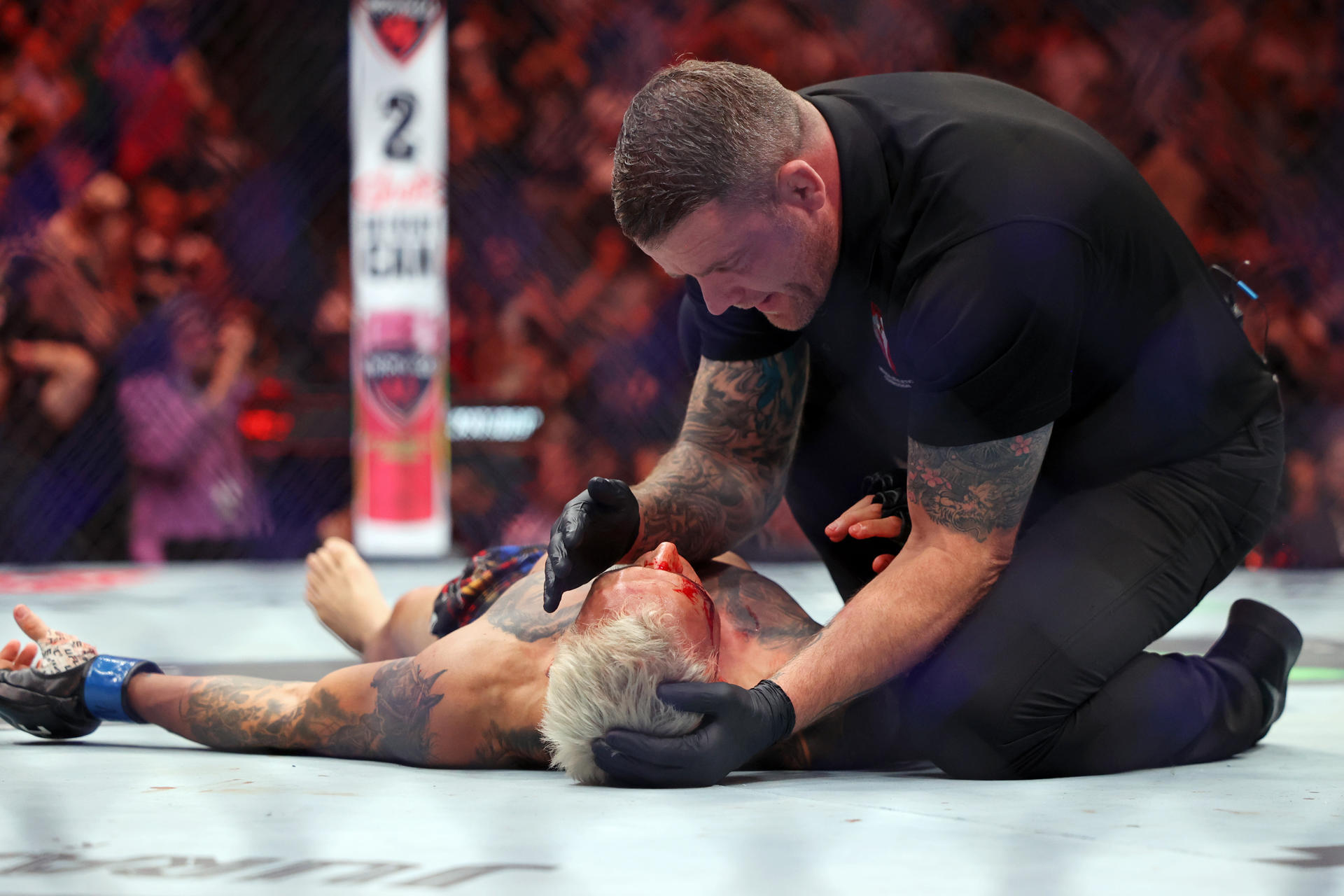 El luchador brasileño Charles Oliveira recibe atención médica durante su combate contra el español Ilia Topuria de la Ultimate Fighting Championship (UFC) celebrado en el T-Mobile Arena in Las Vegas, Nevada (EE.UU.). EFE/Ronda Churchil