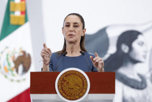 La presidenta de México, Claudia Sheinbaum, habla durante una rueda de prensa este martes, en el Palacio Nacional, en Ciudad de México (México). EFE/ Mario Guzmán