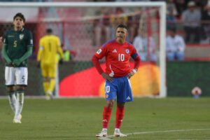 Alexis Sánchez de Chile reacciona ante Bolivia en un partido por las eliminatorias sudamericanas para el Mundial 2026. EFE/Esteban Biba