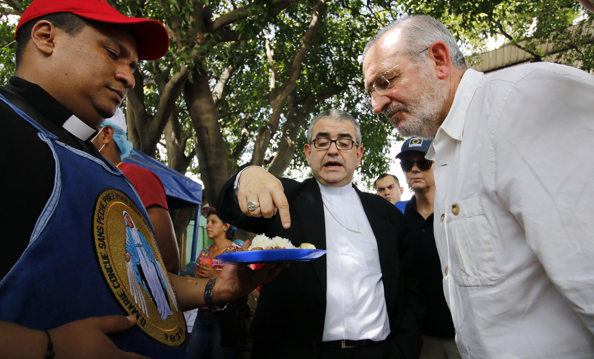 Fotografía de archivo, tomada en junio de 2018, del entonces obispo de la diócesis de Cúcuta, monseñor Víctor Manuel Ochoa Cadavid (c), en Villa del Rosario (Norte de Santander, Colombia). Monseñor Ochoa Cadavid falleció la víspera en la noche a los 62 años de edad. EFE/Schneyder Mendoza