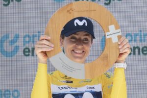 La corredora suiza del Movistar Team Marlen Reusser posa con el trofeo de ganadora en el podio tras la cuarta y última etapa del Tour de Suiza. EFE/EPA/GIAN EHRENZELLER