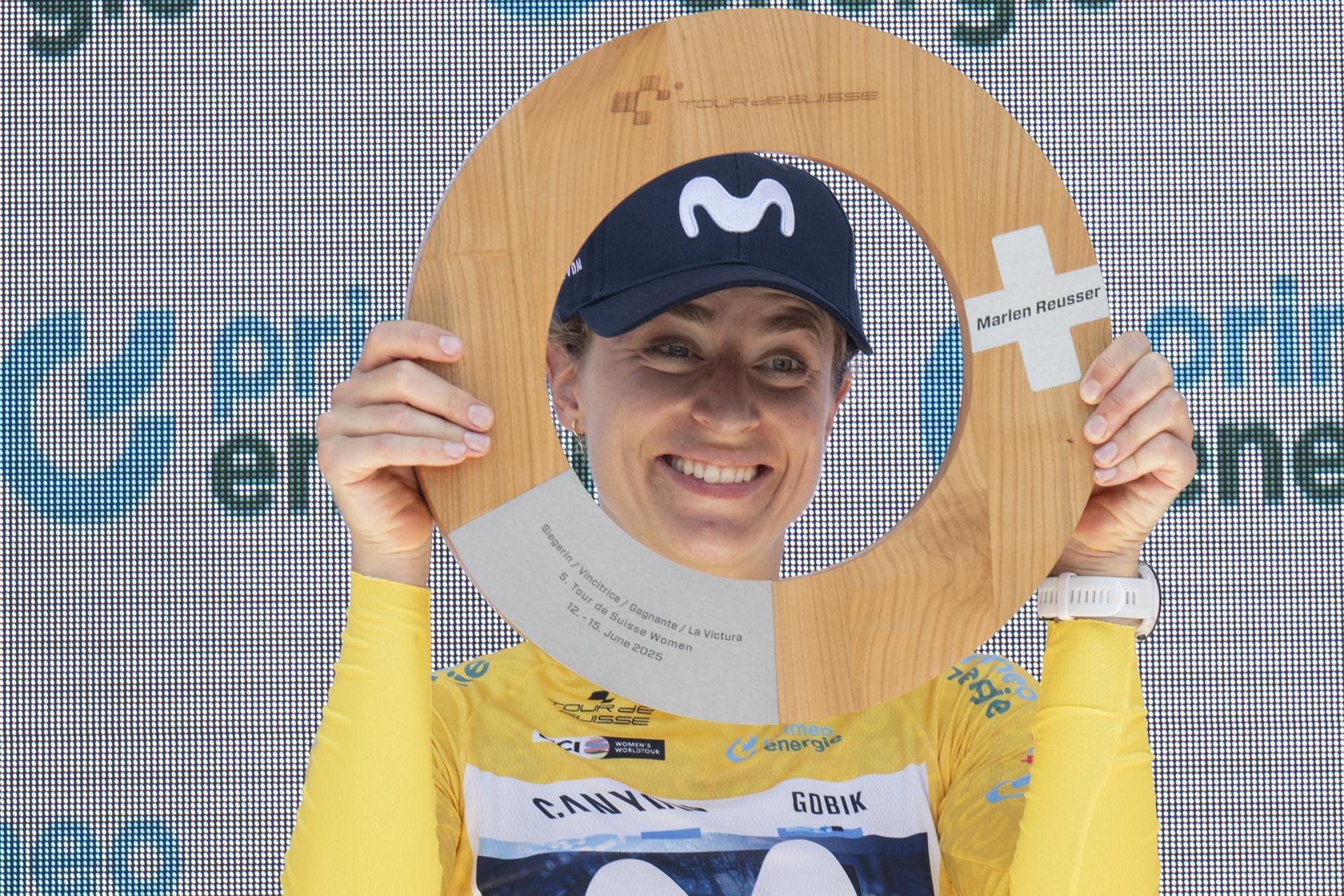 La corredora suiza del Movistar Team Marlen Reusser posa con el trofeo de ganadora en el podio tras la cuarta y última etapa del Tour de Suiza. EFE/EPA/GIAN EHRENZELLER