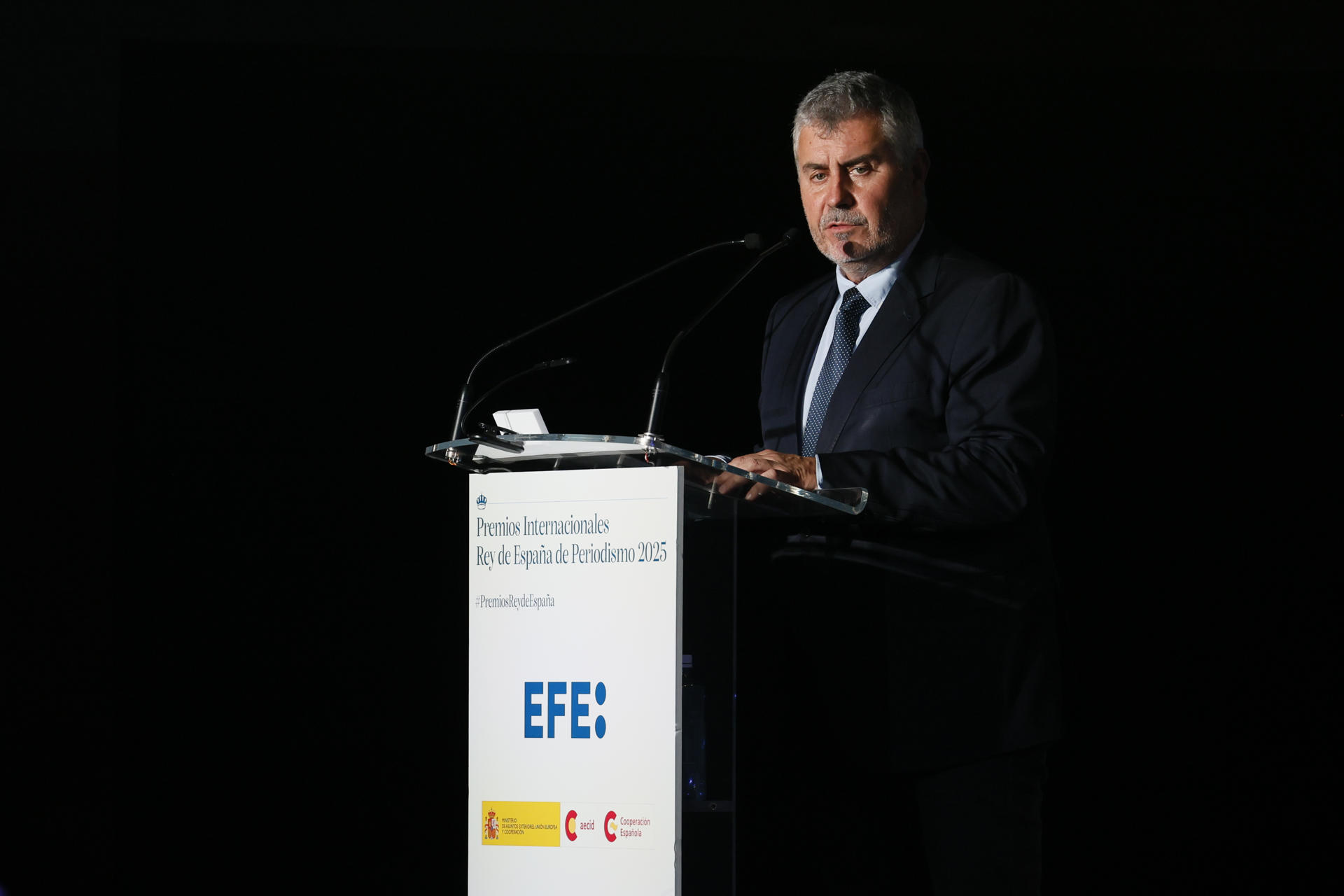 El presidente de la Agencia FE, Miguel Ángel Oliver, interviene en los Premios Internacionales Rey de España de Periodismo organizados por la Agencia EFE y la Agencia Española de Cooperación Internacional celebrados este miércoles en Madrid. EFE/ Ballesteros