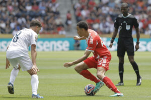 Jamal Musiala (d), del Bayern Múnich, disputa el balón con Gerard Garriga, de Auckland, en un partido del Mundial de Clubes en el estadio TQL de Cincinnati, Ohio (EE.UU.). EFE/Juan Ignacio Roncoroni
