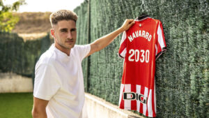 El jugador Robert Navarro con su nueva camiseta donde el Athletic de Bilbao lo fichado hasta 2030., EFE/ATHLETIC CLUB***SOLO USO EDITORIAL/SOLO DISPONIBLE PARA ILUSTRAR LA NOTICIA QUE ACOMPAÑA (CRÉDITO OBLIGATORIO)***