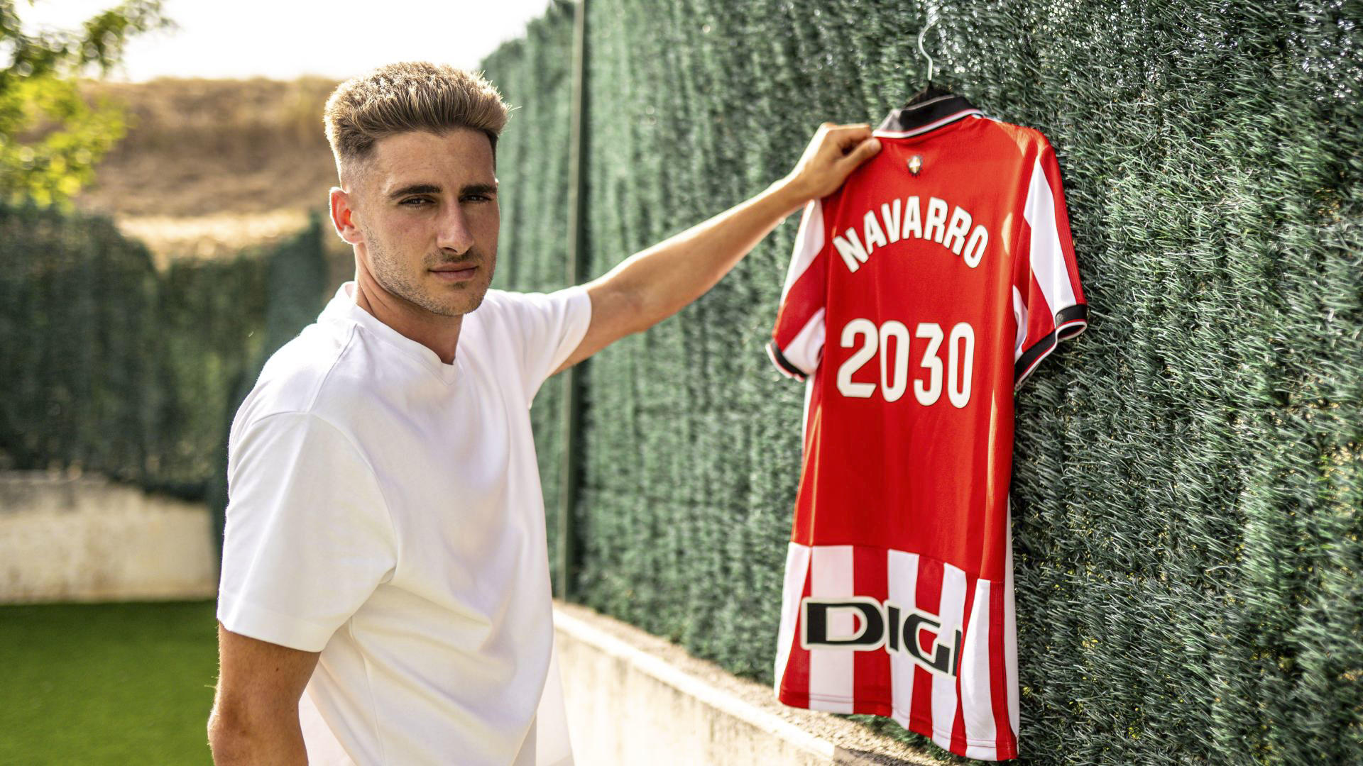 El jugador Robert Navarro con su nueva camiseta donde el Athletic de Bilbao lo fichado hasta 2030., EFE/ATHLETIC CLUB
