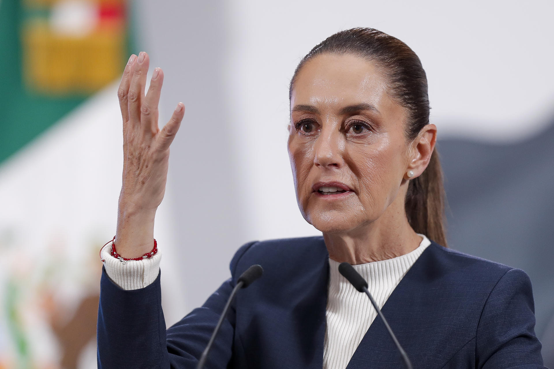 La presidenta de México, Claudia Sheinbaum, habla este miércoles durante una rueda de prensa en Palacio Nacional de la Ciudad de México (México). EFE/Isaac Esquivel