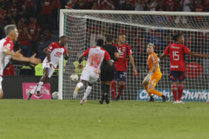 El delantero de Independiente Santa Fe Hugo Rodallega (i) da muestras de dolor tras anotar el gol que selló la conquista del titulo del torneo colombiano para el equipo blanquirrojo de Bogotá. EFE/ STR