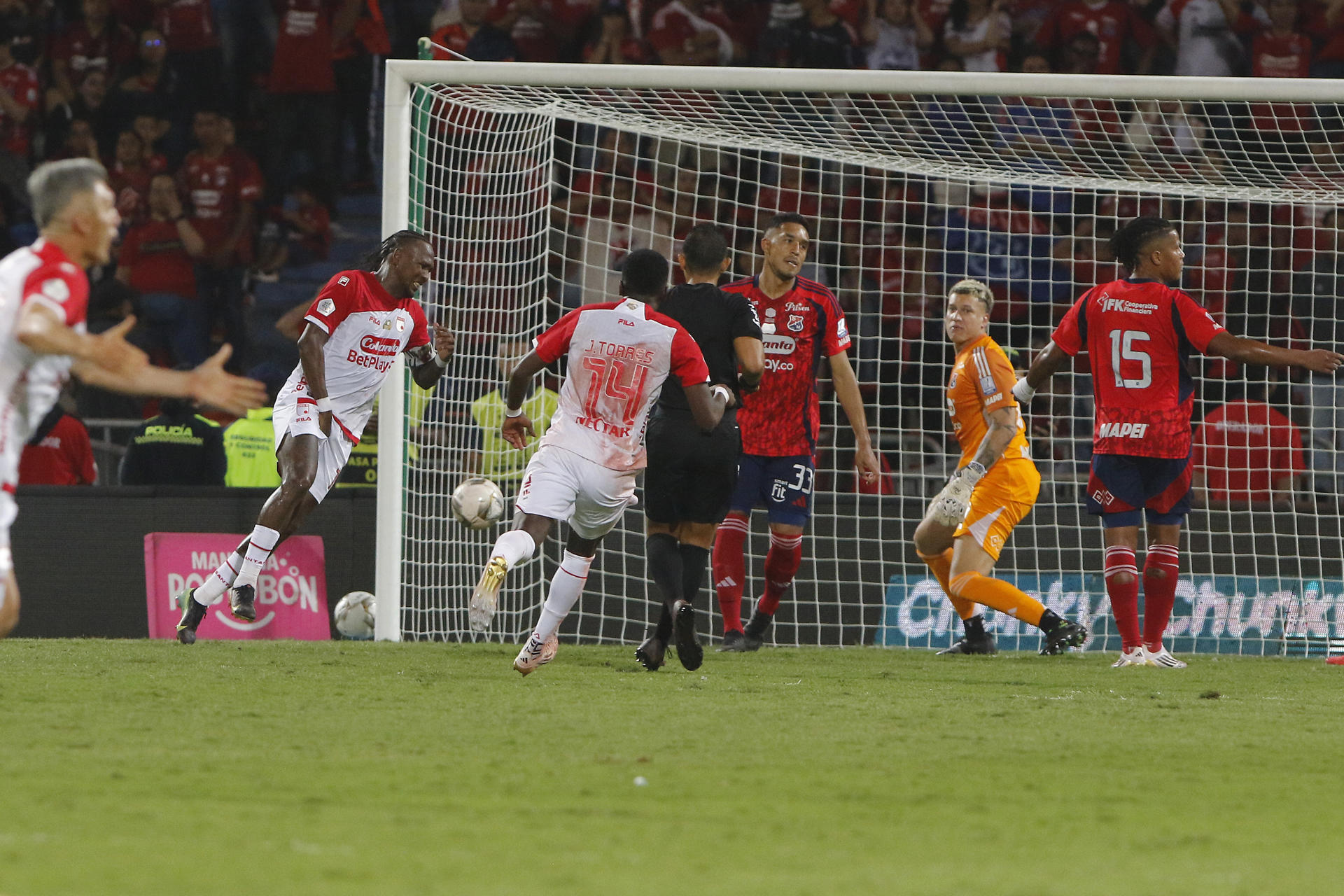 El delantero de Independiente Santa Fe Hugo Rodallega (i) da muestras de dolor tras anotar el gol que selló la conquista del titulo del torneo colombiano para el equipo blanquirrojo de Bogotá. EFE/ STR