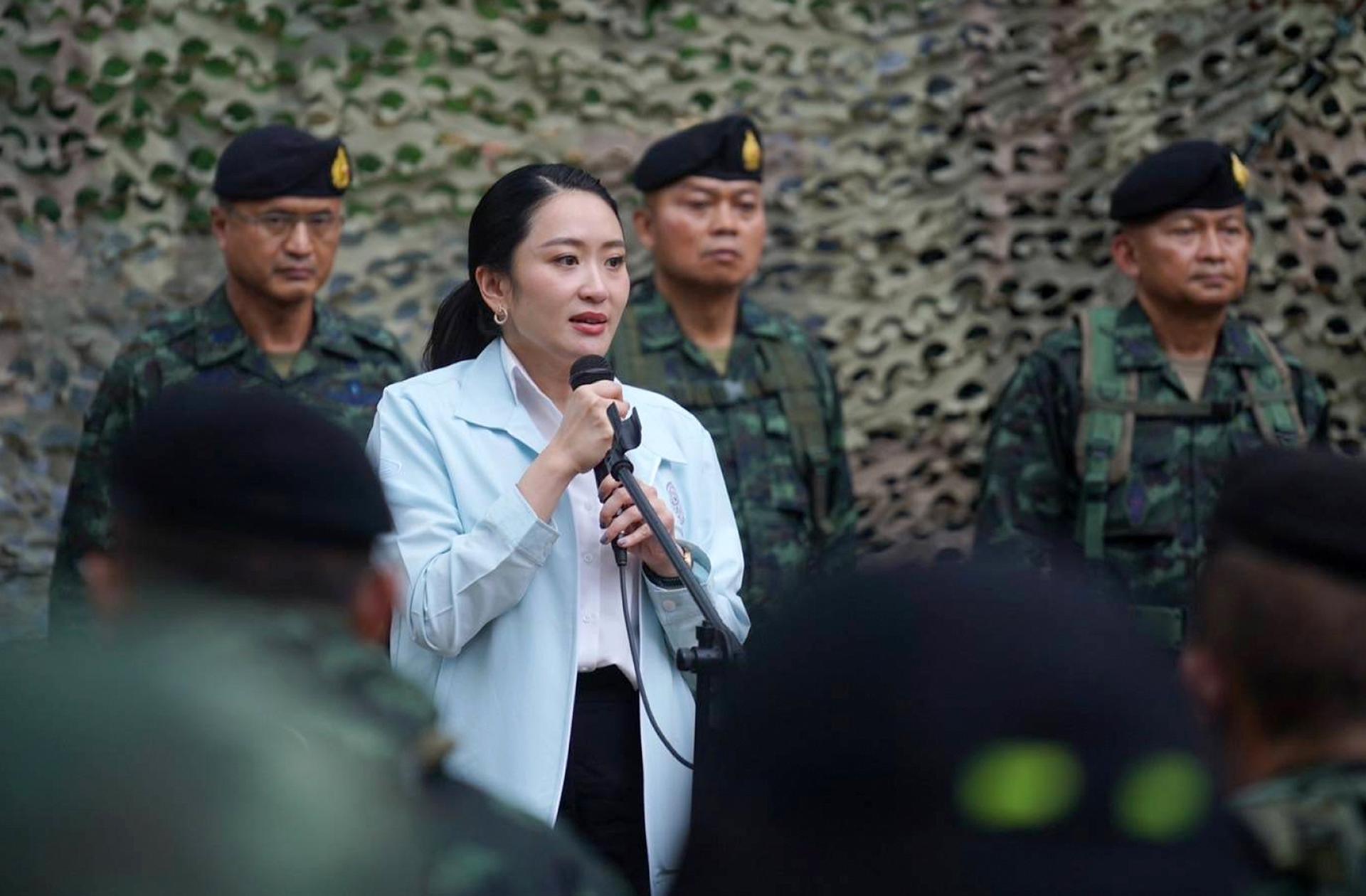 La primera ministra de Tailandia, Paetongtarn Shinawatra (C), visita las tropas cercanas a la frontera con Camboya después de que se filtrara un audio con críticas a un comandante.
EFE/EPA/THE ROYAL THAI GOVERNMENT HANDOUT HANDOUT EDITORIAL USE ONLY/NO SALES