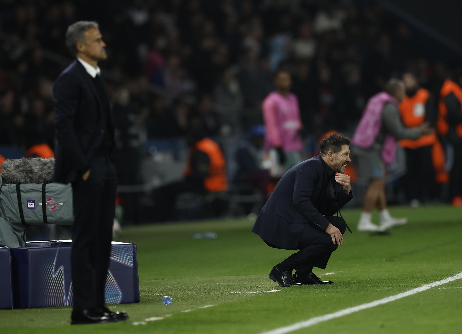 Simeone y Luis Enrique, en su último duelo, el pasado 6 de noviembre en París. EFE/EPA/YOAN VALAT