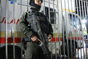 Un policía fue captado este sábado, 7 de junio, al custodiar la ambulancia en la que fue trasladado el senador colombiano Miguel Uribe Turbay, luego de que fuera víctima de un atentado con arma de fuego, en Bogotá (Colombia). EFE/Mauricio Dueñas