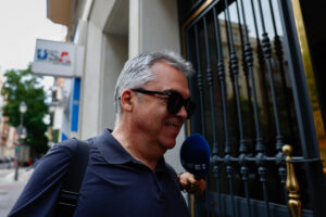 El exsecretario de Organización del PSOE Santos Cerdán junto a varios periodistas en las inmediaciones de su domicilio la pasada semana en Madrid.  EFE/ Rodrigo Jiménez