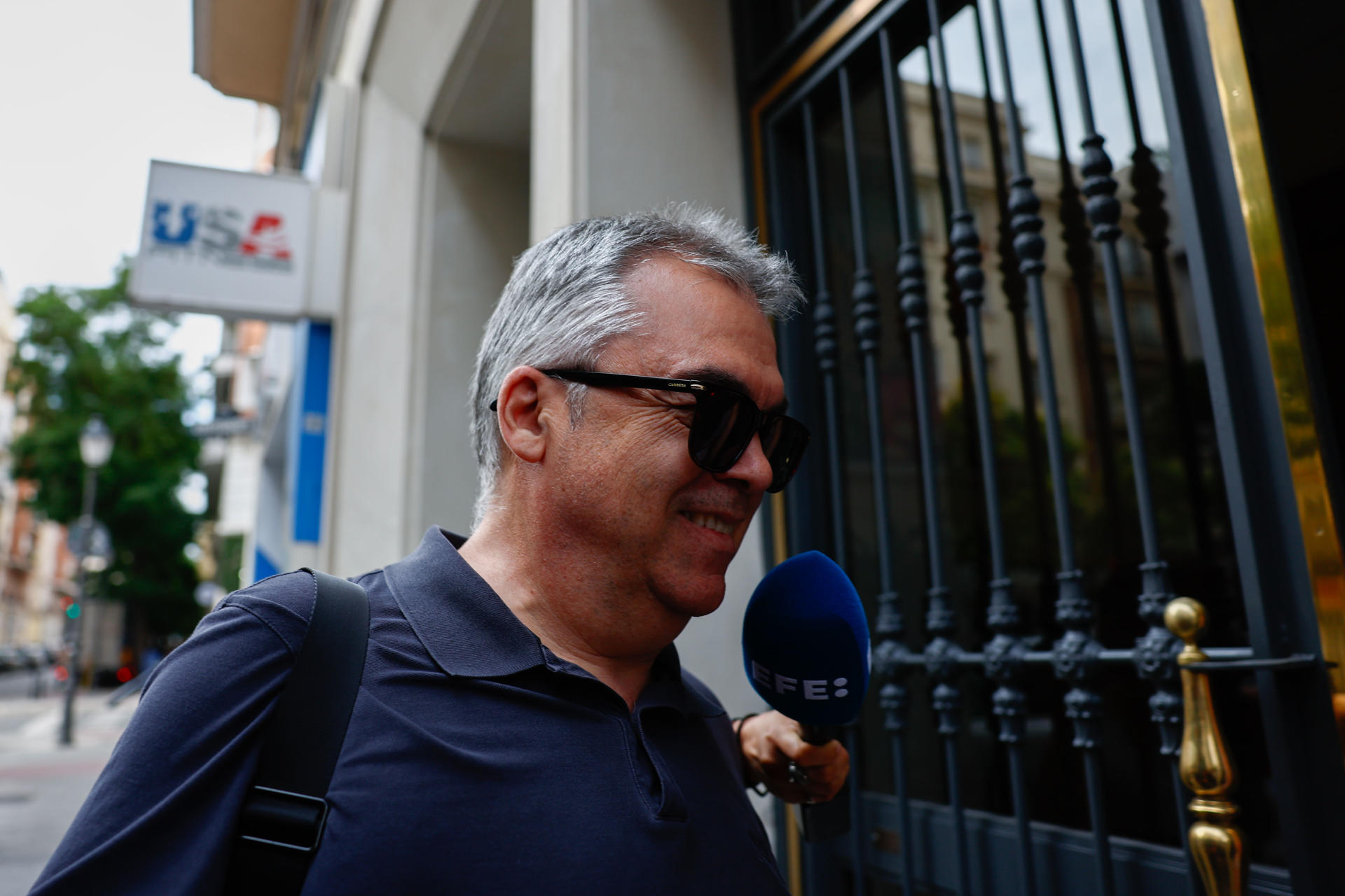 El exsecretario de Organización del PSOE Santos Cerdán junto a varios periodistas en las inmediaciones de su domicilio la pasada semana en Madrid.  EFE/ Rodrigo Jiménez