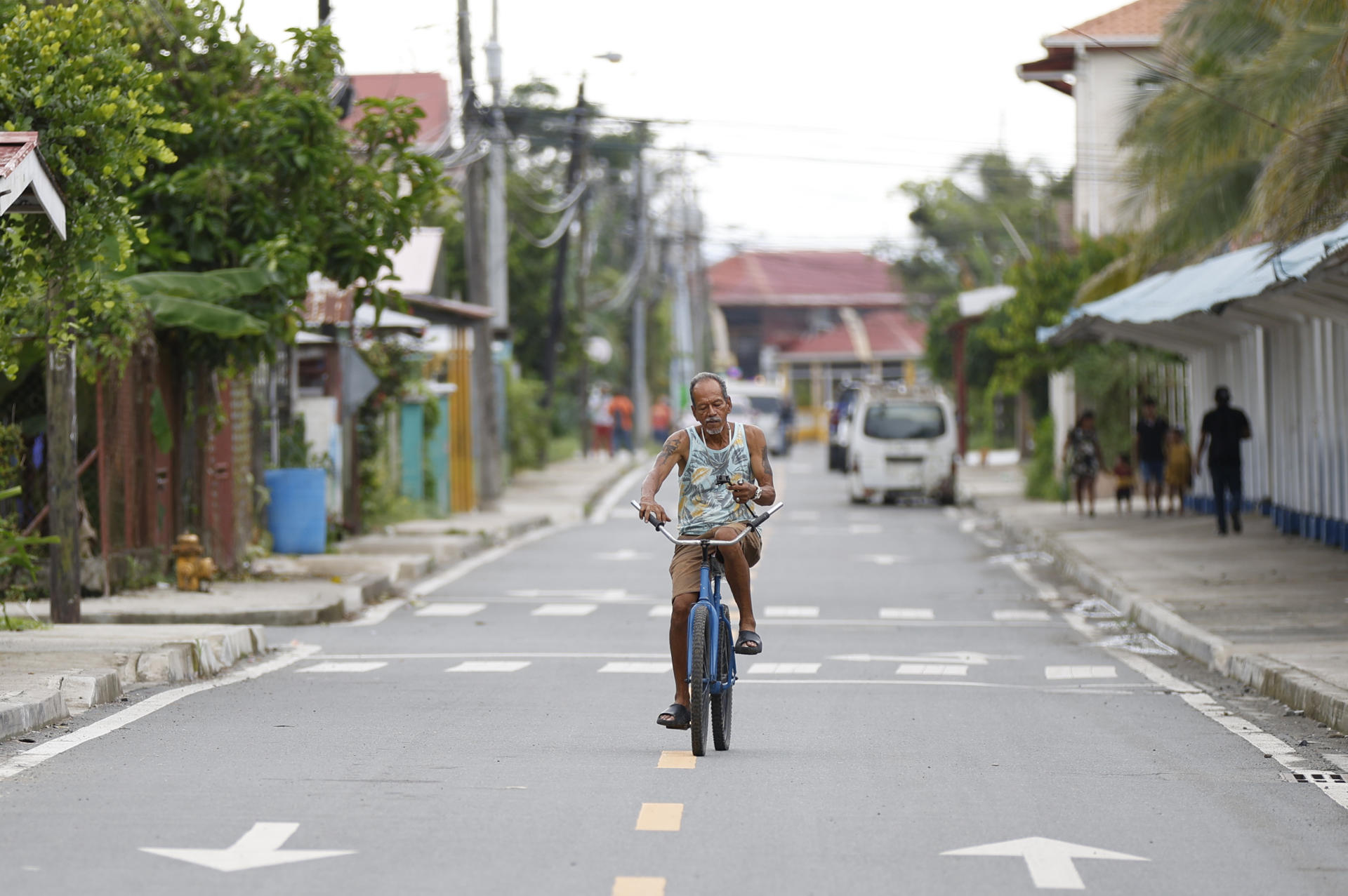 Una persona se moviliza en bicicleta este lunes en Isla Colón, provincia de Bocas del Toro (Panamá). EFE/Bienvenido Velasco