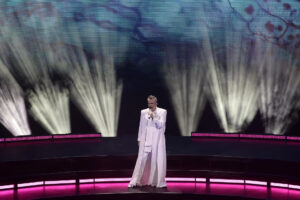 El cantante español Miguel Bosé canta durante un concierto en el Auditorio Nacional de Ciudad de México (México). EFE/José Méndez