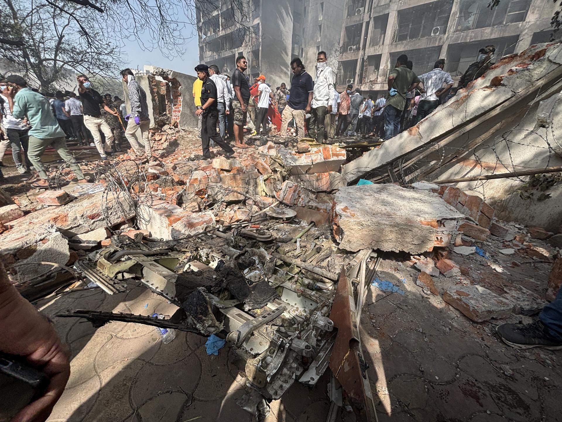 Los bomberos trabajan en el lugar del accidente de avión en la India. EFE/EPA/SIDDHARAJ SOLANKI 88168