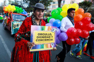 Personas participan durante el desfile del orgullo LGTBI este sábado, en La Paz (Bolivia). EFE/ Gabriel Márquez