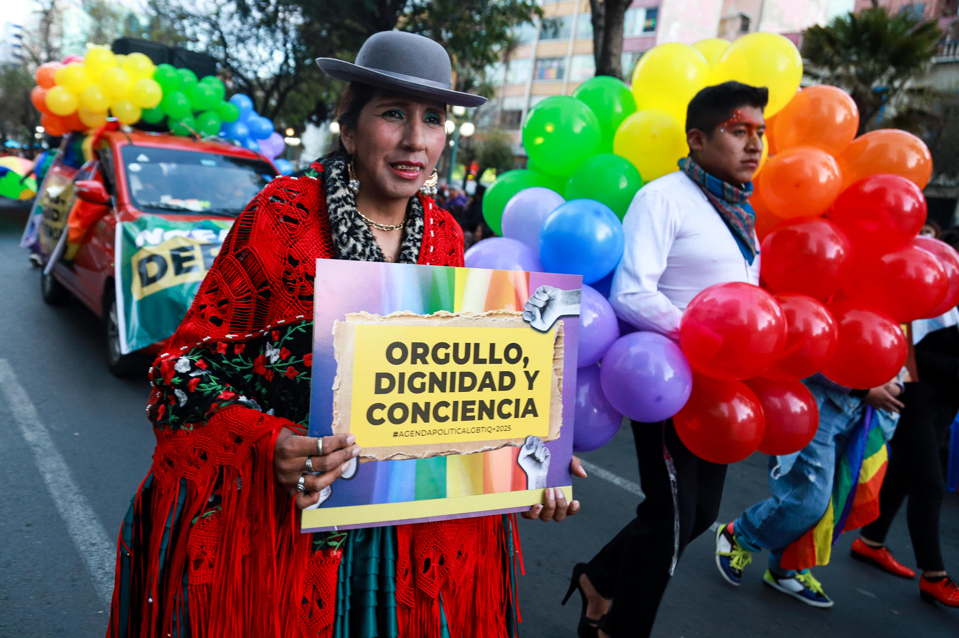 Personas participan durante el desfile del orgullo LGTBI este sábado, en La Paz (Bolivia). EFE/ Gabriel Márquez