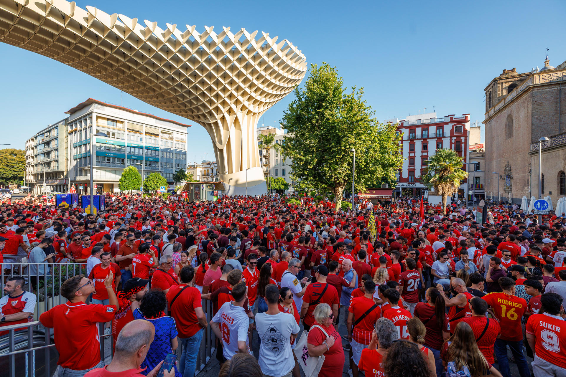Miles de sevillistas bajo el lema -El Sevilla somos nosotros- se han manifestado este jueves por las calles del centro de la capital andaluza para pedir la dimisión del Consejo de Administración del Sevilla FC y de su presidente, José María del Nido Carrasco. EFE/Julio Muñoz