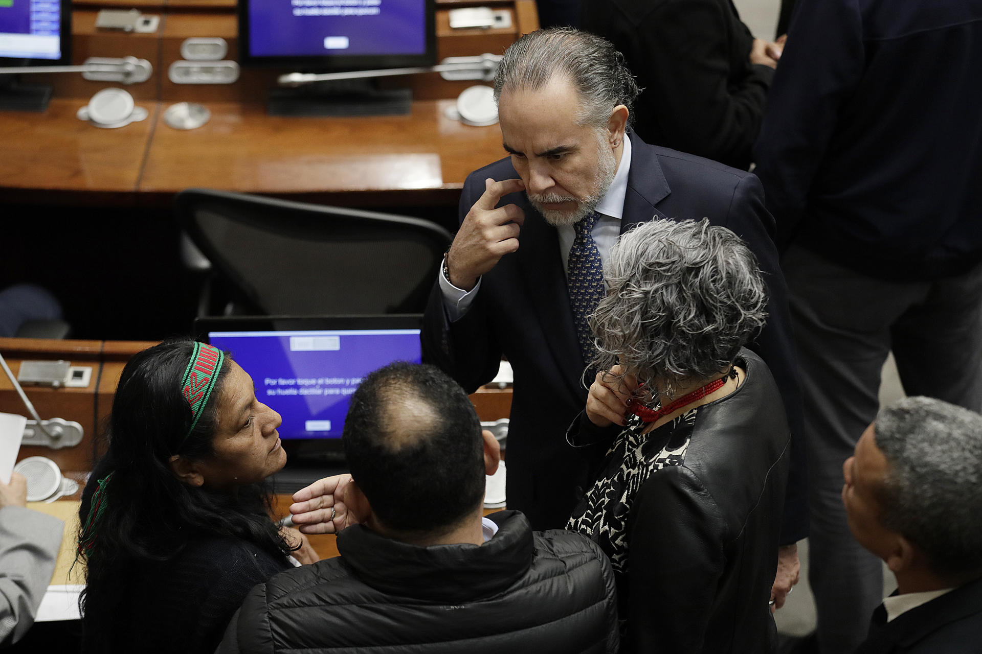 El ministro del Interior, Armando Benedetti (d), asiste a la votación de la conciliación de la reforma laboral este viernes, en la Plenaria del Senado en Bogotá (Colombia). EFE/ Carlos Ortega