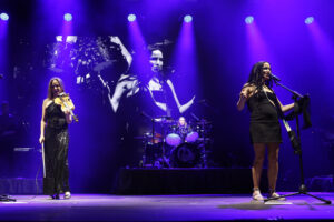 Los integrantes de la banda irlandesa The Corrs durante su actuación hoy lunes en el Parque Tierno Galván, en Madrid. EFE / Sergio Pérez.