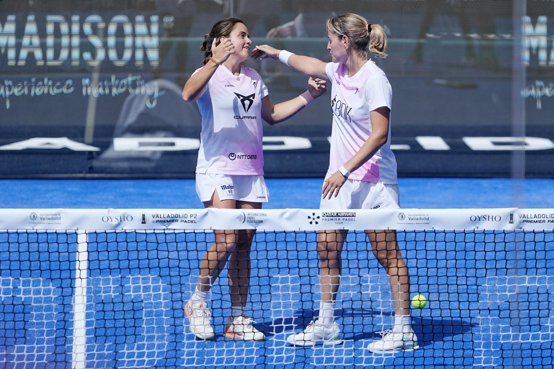 La pareja formada por Ari Sánchez (d) y Paula Josemaría (i) celebra su victoria en la final femenina del Oysho Valladolid Pádel Premier P2, en Valladolid. EFE/Nacho Gallego