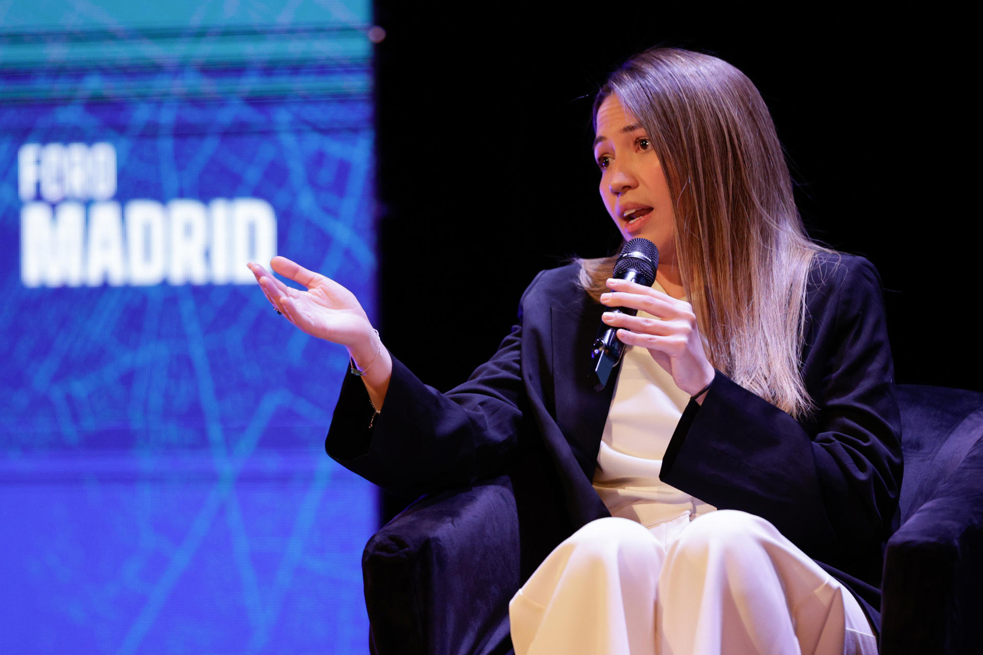 La jefa de comunicaciones de Vente (Venezuela), Claudia Macero, habla durante el IV Encuentro Regional de Foro Madrid este viernes, en Asunción (Paraguay). EFE/ Juan Pablo Pino