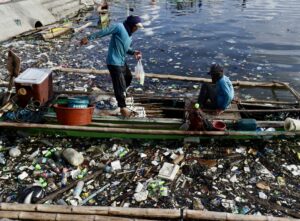 Fotografía de archivo, tomada el 03/06/2025, que muestra a un barquero en la costa de la bahía de Manila, Filipinas. EFE/ Francis R. Malasig